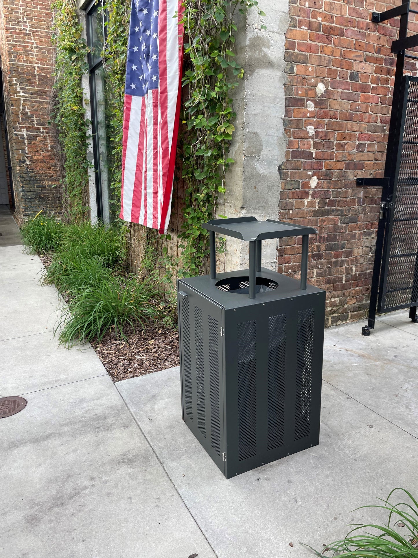 Dado Litter Bin