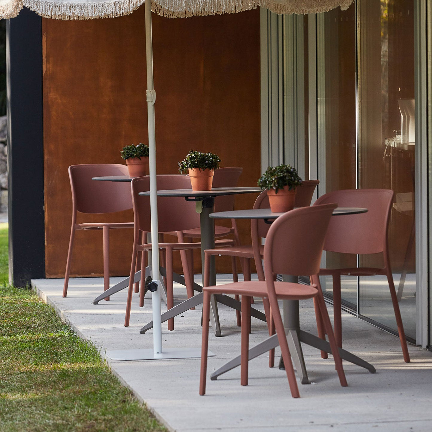 Quatro Dining Table TILT R28"